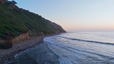 Şok edici Bluff Koyu 'nun alacakaranlıktaki hava görüntüsü.