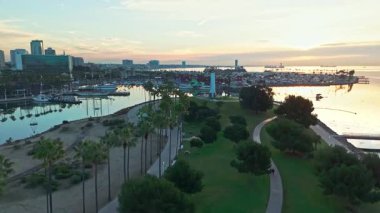 Gündoğumunda Lions Lighthouse