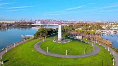 Lions Lighthouse ve Shoreline Sucul Parkı şafakta