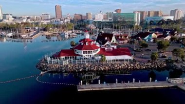 Shoreline Village ve Downtown Long Beach hava yörüngesi