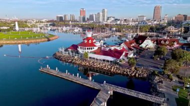 Shoreline Village ve Downtown Long Beach hava yörüngesi