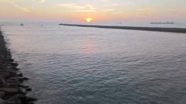 Gün batımında Seal Beach denizaltılarının hava üssü.