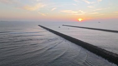 Gün batımında Seal Beach gemisinin hava yörüngesi.