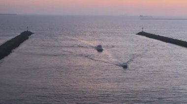 Günbatımında Alamitos Körfezi Koyu Koyu 'nda yelken açmak