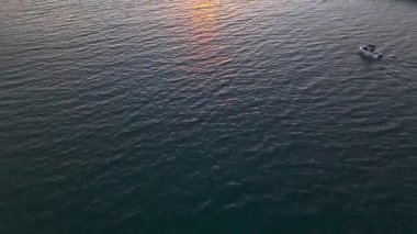 Gün batımında Alamitos Körfezi Koyu 'nun hava gösterisi.