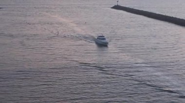 Günbatımında Alamitos Körfezi Koyu Koyu 'nda yelken açmak