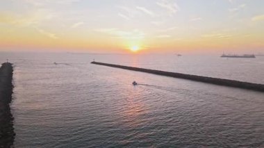Gün batımında Alamitos Körfezi koyunda teknenin hava izleme görüntüsü.