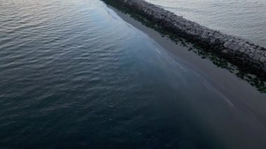 Günbatımında Alamitos Körfezi Koyu Koyu 'nda yelken açmak