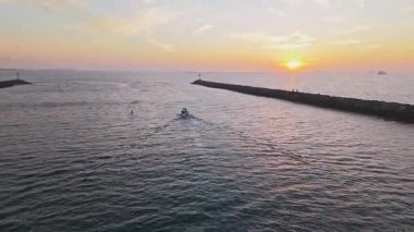 Gün batımında Alamitos Körfezi koyunda teknenin hava izleme görüntüsü.