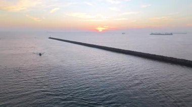 Günbatımında Alamitos Körfezi Koyu Koyu 'nda yelken açmak
