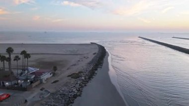 Gün batımında San Gabriel Nehri 'nde hava üssü.