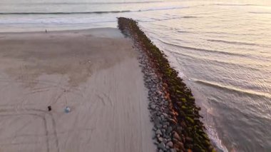 Gün batımında Seal Beach 'in hava gösterisi.