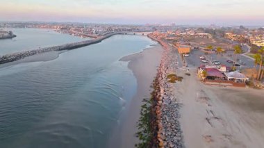 San Gabriel Nehri 'nin altın saatinde hava üssü.