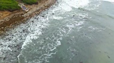 Bluff Cove, Palos Verdes Estates, Kaliforniya 'nın hava durumu dramatik uçurumlar ve dalgaların kayalık sahile çarptığı bulutlu bir günde