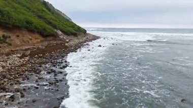 Bluff Cove, Palos Verdes Estates, Kaliforniya 'nın hava üssü dramatik uçurumlar ve dalgaların kayalık sahile çarptığı bulutlu bir günde