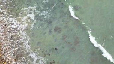 Bluff Cove, Palos Verdes Estates, Kaliforniya 'nın hava üssü dramatik uçurumlar ve dalgaların kayalık sahile çarptığı bulutlu bir günde