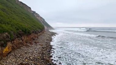 Bluff Cove, Palos Verdes Estates, Kaliforniya 'nın hava üssü dramatik uçurumlar ve dalgaların kayalık sahile çarptığı bulutlu bir günde