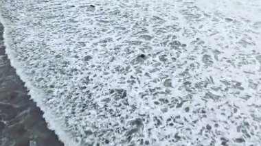 Bluff Cove, Palos Verdes Estates, Kaliforniya 'nın hava üssü dramatik uçurumlar ve dalgaların kayalık sahile çarptığı bulutlu bir günde