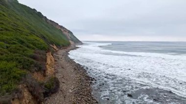 Bluff Cove, Palos Verdes Estates, Kaliforniya 'nın hava durumu dramatik uçurumlar ve dalgaların kayalık sahile çarptığı bulutlu bir günde