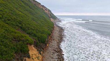 Bluff Cove, Palos Verdes Estates, Kaliforniya 'nın hava üssü dramatik uçurumlar ve dalgaların kayalık sahile çarptığı bulutlu bir günde