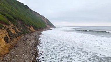 Bluff Cove, Palos Verdes Estates, Kaliforniya 'nın hava üssü dramatik uçurumlar ve dalgaların kayalık sahile çarptığı bulutlu bir günde