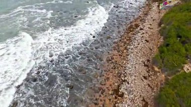 Güzel Bluff Cove, Palos Verdes Estates, Kaliforniya 'nın hava yörüngesi dramatik uçurumlar ve dalgaların kayalık sahile çarptığı bulutlu bir günde