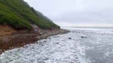 Çarpıcı Bluff Cove, Palos Verdes Estates, Kaliforniya 'nın hava durumu dramatik uçurumlar ve dalgaların kayalık sahile çarptığı bulutlu bir günde