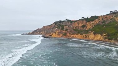 Bluff Cove, Palos Verdes Estates, Kaliforniya 'nın hava üssü dramatik uçurumlar ve dalgaların kayalık sahile çarptığı bulutlu bir günde
