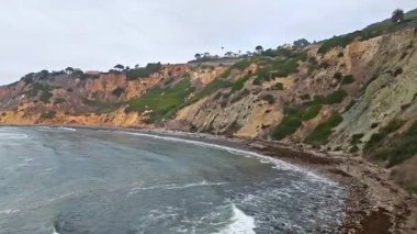 Bluff Cove, Palos Verdes Estates, Kaliforniya 'nın hava durumu dramatik uçurumlar ve dalgaların kayalık sahile çarptığı bulutlu bir günde