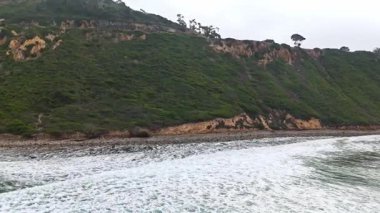 Bluff Cove, Palos Verdes Estates, Kaliforniya 'nın hava üssü dramatik uçurumlar ve dalgaların kayalık sahile çarptığı bulutlu bir günde