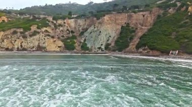 Bluff Cove, Palos Verdes Estates, Kaliforniya 'nın hava üssü dramatik uçurumlar ve dalgaların kayalık sahile çarptığı bulutlu bir günde