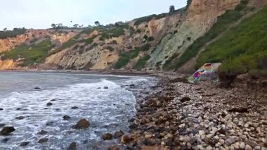 Bluff Cove, Palos Verdes Estates, Kaliforniya 'nın gökyüzü vinç görüntüleri dramatik uçurumların tepesindeki güzel evleri gözler önüne seriyor.