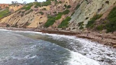 Bluff Cove, Palos Verdes Estates, Kaliforniya 'nın hava üssü dramatik uçurumlar ve dalgaların kayalık sahile çarptığı bulutlu bir günde