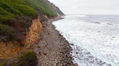 Bluff Cove, Palos Verdes Estates, Kaliforniya 'nın hava üssü dramatik uçurumlar ve dalgaların kayalık sahile çarptığı bulutlu bir günde