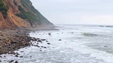 Bluff Cove, Palos Verdes Gayrimenkul 'ün hava üssü dramatik uçurumlar ve dalgaların telefoto lensleriyle kayalık sahile çarptığı bulutlu bir günde Kaliforniya' da.