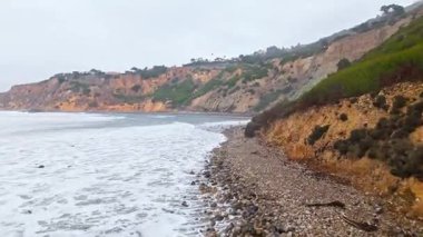 Bluff Cove, Palos Verdes Estates, Kaliforniya 'nın gökyüzü vinç görüntüleri dramatik uçurumların tepesindeki güzel evleri gözler önüne seriyor.
