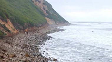 Bluff Cove, Palos Verdes Estates, Kaliforniya 'nın hava üssü dramatik uçurumlar ve dalgaların kayalık sahile çarptığı bulutlu bir günde