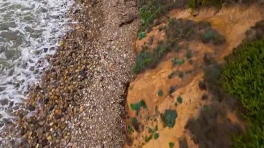 Bluff Cove, Palos Verdes Estates, Kaliforniya 'nın havadan çekilmiş görüntüleri dramatik uçurumların tepesindeki güzel evleri gözler önüne seriyor.