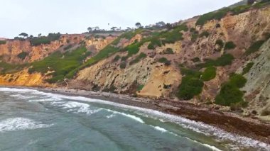Bluff Cove, Palos Verdes Estates, Kaliforniya 'nın havadan çekilmiş görüntüleri dramatik uçurumların tepesindeki güzel evleri gözler önüne seriyor.