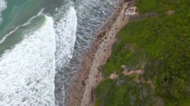 Güzel Bluff Cove, Palos Verdes Gayrimenkul 'ün hava yörüngesi. Güzel evler ve arabalarla dolu bulutlu bir günde Palos Verdes' in batısına doğru yol alıyoruz.