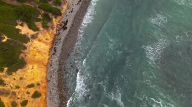 Bluff Cove, Palos Verdes Estates, Kaliforniya 'nın hava durumu dramatik uçurumlar ve dalgaların kayalık sahile çarptığı bulutlu bir günde