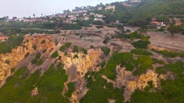 Palos Verdes Evleri, Kaliforniya 'da bulutlu bir günde Bluff Cove' un kayalık kıyılarına çarpan dalgaların yukarıdan aşağıya doğru görüntüsü.