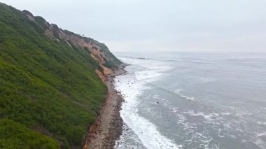 Bluff Cove, Palos Verdes Estates, Kaliforniya 'nın hava üssü dramatik uçurumlar ve dalgaların kayalık sahile çarptığı bulutlu bir günde