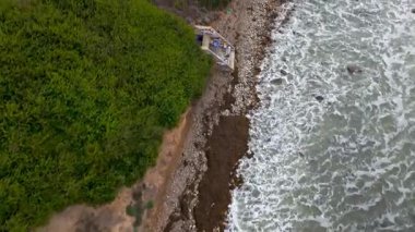 Bluff Cove, Palos Verdes Estates, Kaliforniya 'nın hava üssü dramatik uçurumlar ve dalgaların kayalık sahile çarptığı bulutlu bir günde