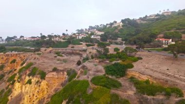 Bluff Cove, Palos Verdes Estates, Kaliforniya 'nın hava durumu dramatik uçurumlar ve dalgaların kayalık sahile çarptığı bulutlu bir günde