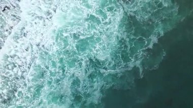 Bluff Cove, Palos Verdes Gayrimenkul 'ün sinematik görüntüleri, bulutlu bir günde kayalık sahile vuran dalgalar ve arka planda dramatik uçurumlar.