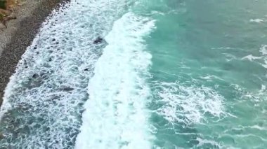 Bluff Cove, Palos Verdes Estates, Kaliforniya 'nın geniş hava görüntüleri dramatik uçurumlar ve dalgaların kayalık sahile çarptığı bulutlu bir günde