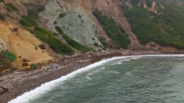 Bluff Cove, Palos Verdes Estates, Kaliforniya 'nın hava görüntüleri dramatik uçurumlar ve dalgaların kayalık sahile çarptığı bulutlu bir günde