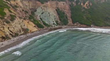 Bluff Cove, Palos Verdes Estates, Kaliforniya 'nın hava görüntüleri dramatik uçurumlar ve dalgaların kayalık sahile çarptığı bulutlu bir günde