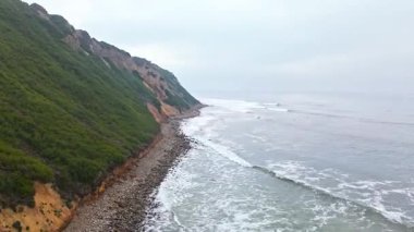 Düz Noktalı Kaya ve Düz Noktalı Kaya 'nın hava telefoto görüntüsü, Palos Verdes Estates, Kaliforniya' da engebeli kıyı şeridine dalgaların çarptığı bulutlu bir günde